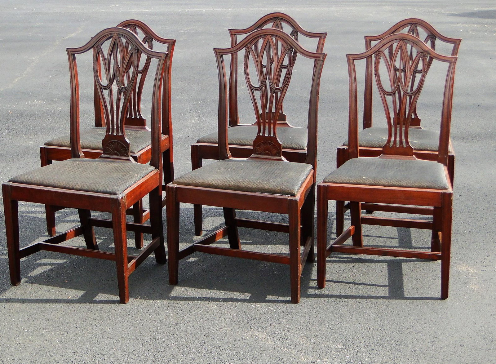 SET OF SIX FEDERAL PERIOD DINING CHAIRS: SET OF SIX FEDERAL PERIOD DINING CHAIRS, MAHOGANY, VERY NEAR MATCHING SET OF SIX, SURELY MADE FROM THE SAME WORKSHOP, TWO CHAIRS HAVE SMALL SUNBUST AT THE LOWER BACK SPLAT, ORIGINAL FINISH, UPHOLSTERE