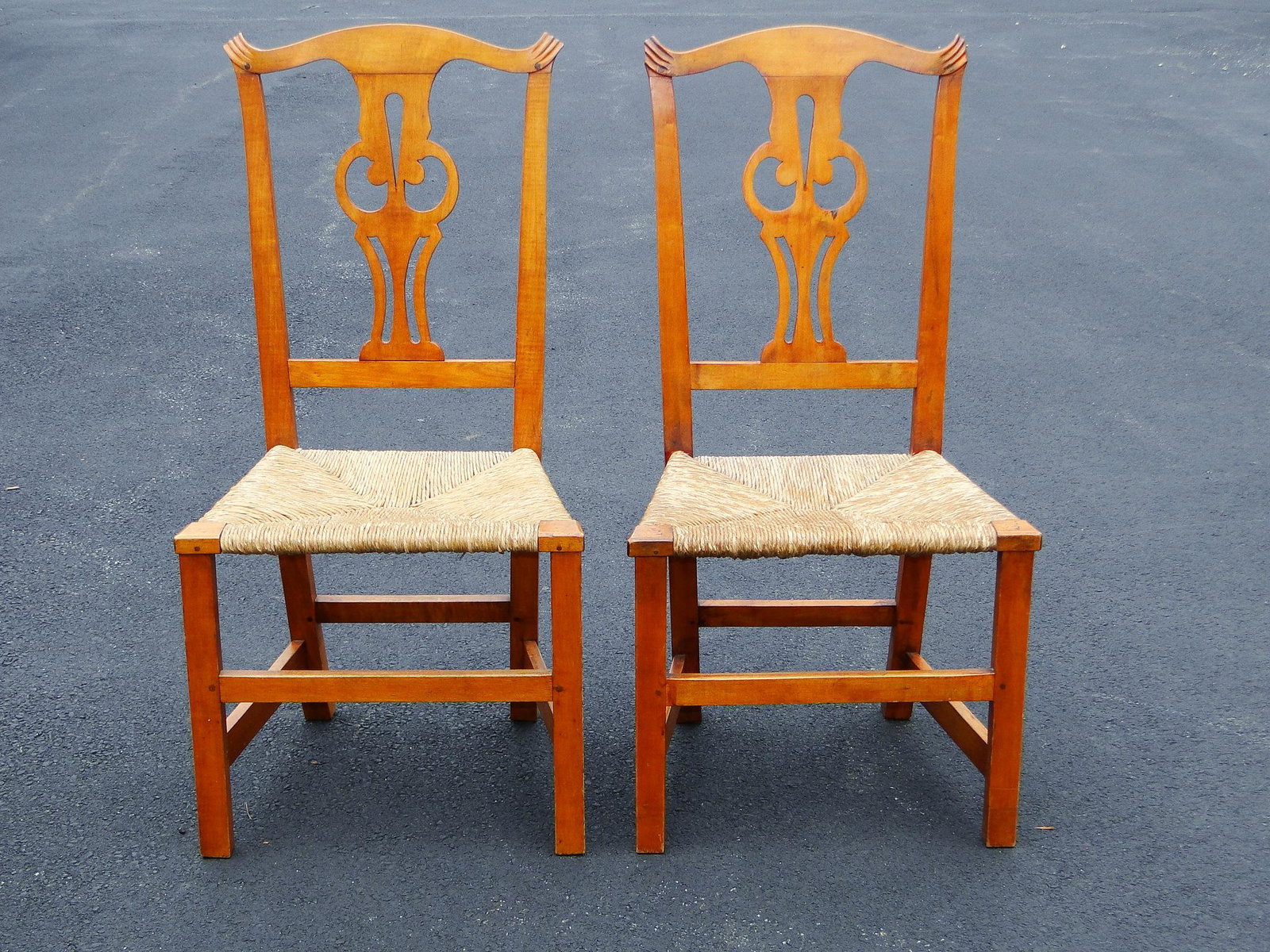 MATCHED PAIR OF CT. CHIPPENDALE CHAIRS: MATCHED PAIR OF CT. COUNTY CHIPPENDALE CHAIRS, PIERCED SPLATS, CARVED EARS, MAPLE, CIRCA 1760 39 X 17 SEAT