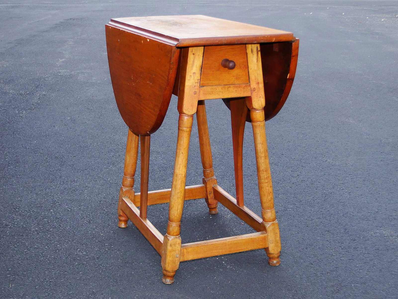 RARE DIMINUTIVE 18TH C BUTTERFLY TABLE (1 of 6)