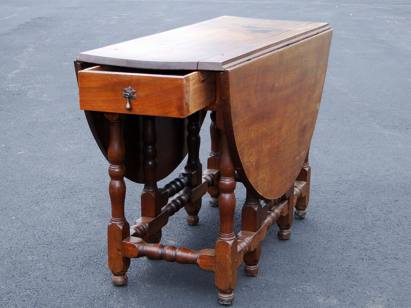 FINE WILLIAM AND MARY GATELEG TABLE (1 of 9)
