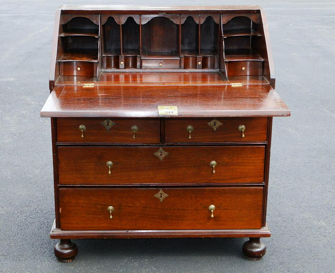 VERY RARE WILLIAM AND MARY BALL FOOT DESK (1 of 11)