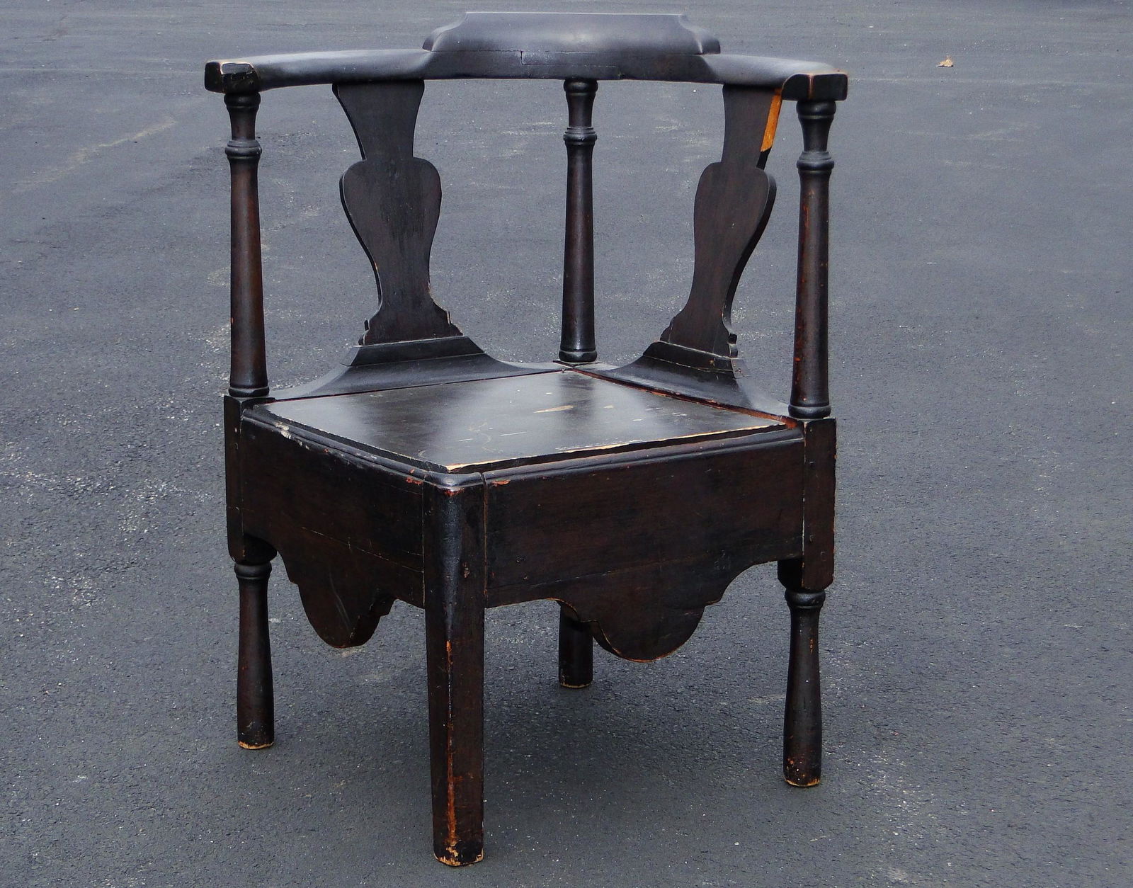 QUEEN ANNE NANTUCKET , MASS. CORNER CHAIR (1 of 3)