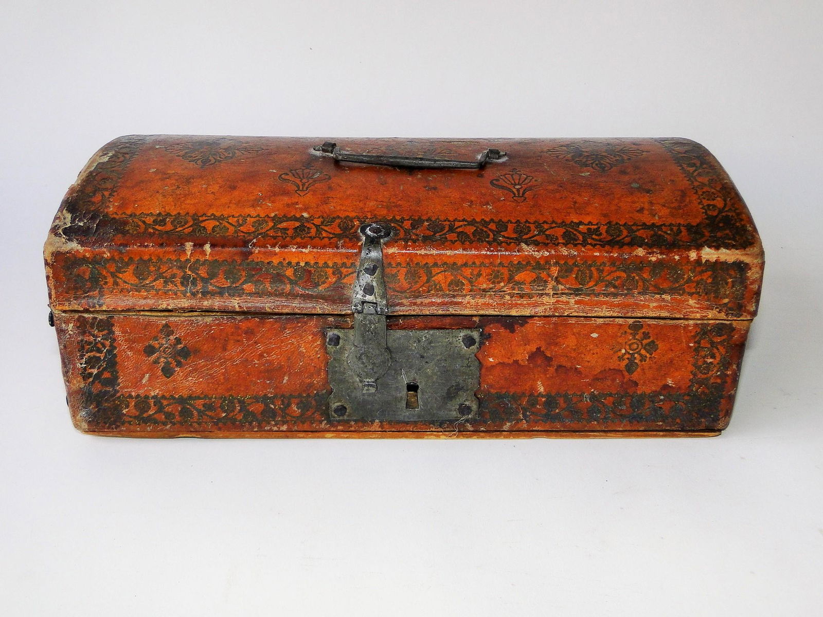 18TH C LEATHER TRAVELING BOX (1 of 4)
