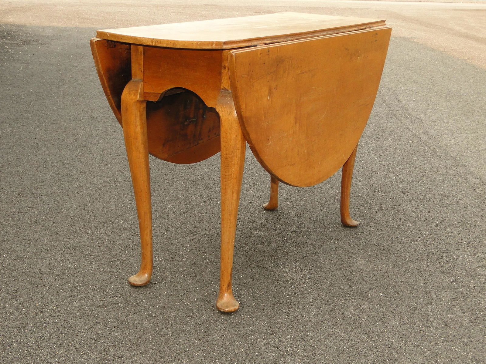 FINE COUNTRY QUEEN ANNE DROPLEAF TABLE (1 of 5)