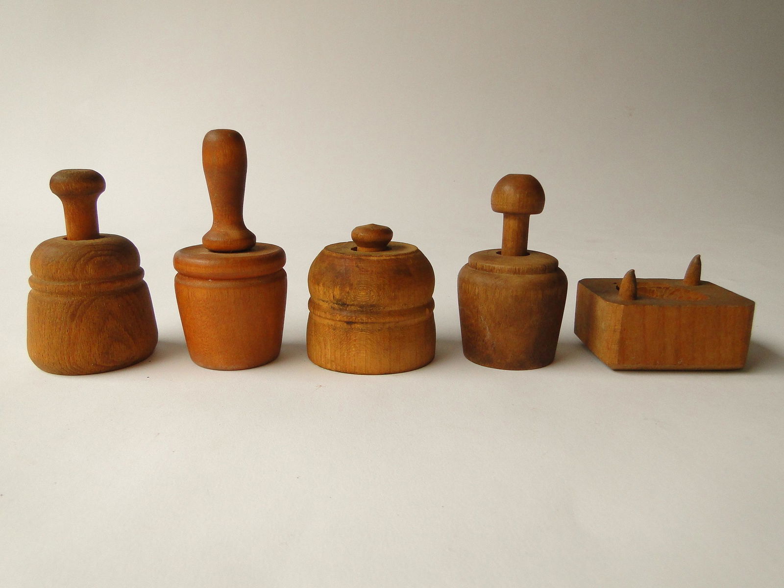 GROUPING OF RARE SINGLE BUTTER PATS/ MOLDS (1 of 2)
