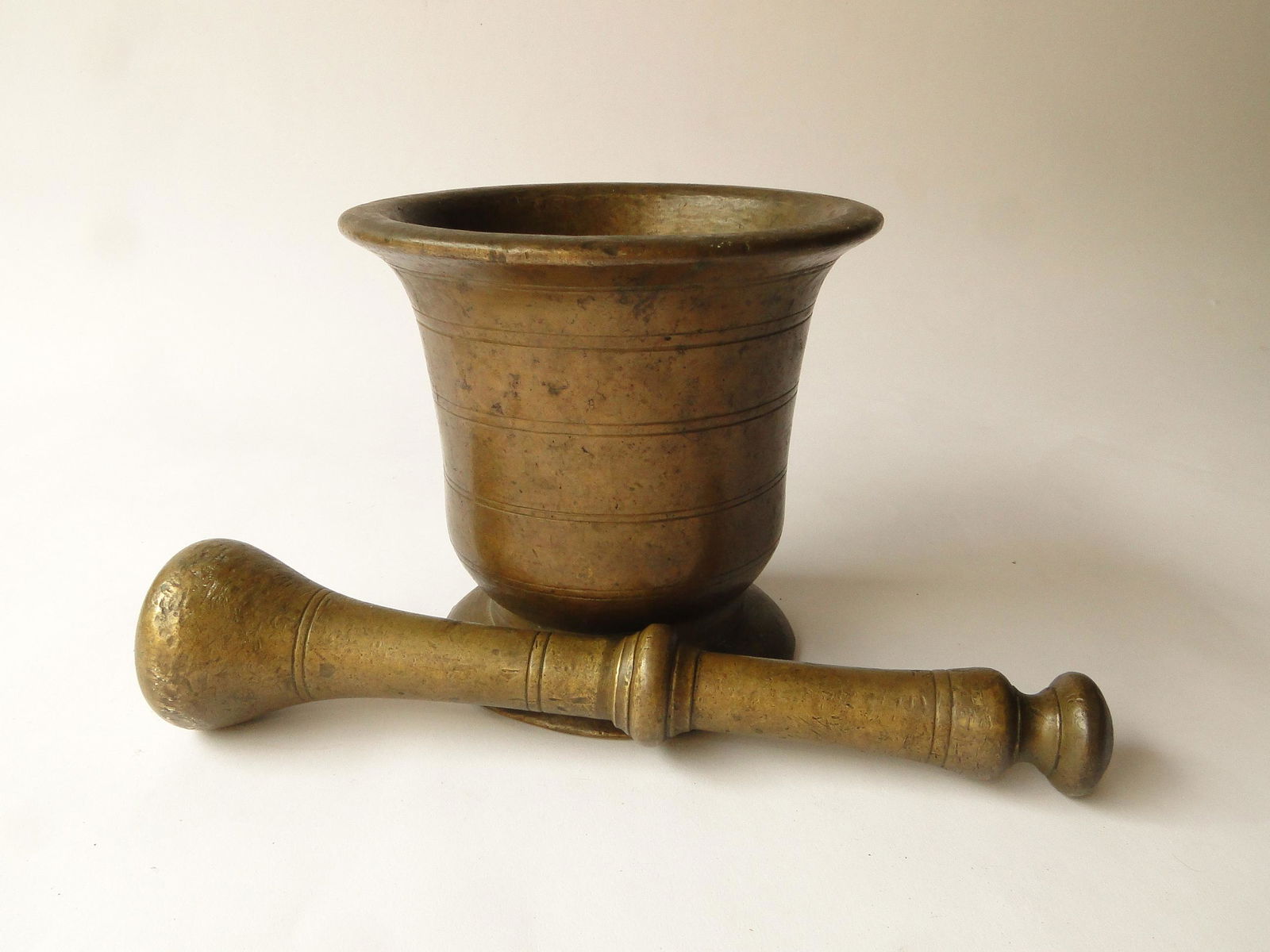17TH C (C. 1690) ENGLISH BRASS MORTAR AND PESTLE (1 of 3)