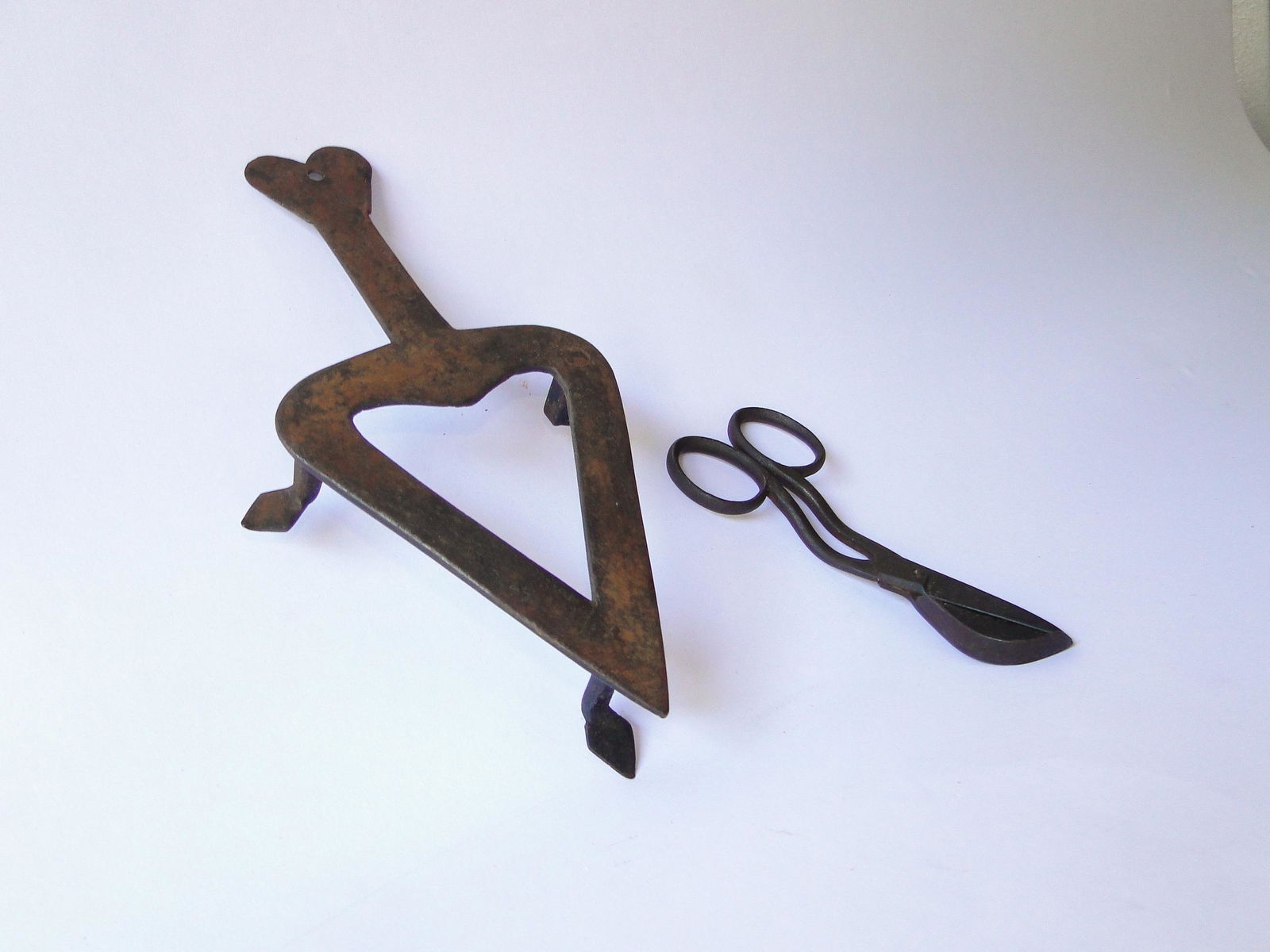 18TH C HEART SHAPED TRIVET CANDLE SNUFFER (1 of 3)