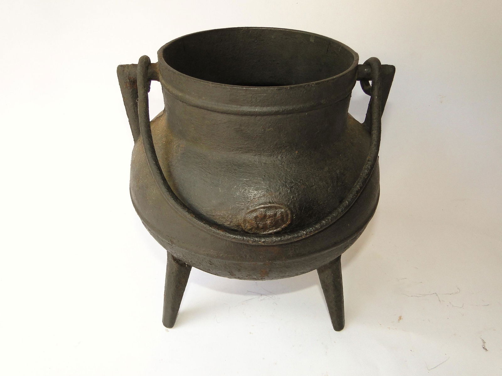 19TH C CAST IRON HEARTH STANDING POT: 19TH C CAST IRON HEARTH STANDING POT, 9 X 10
