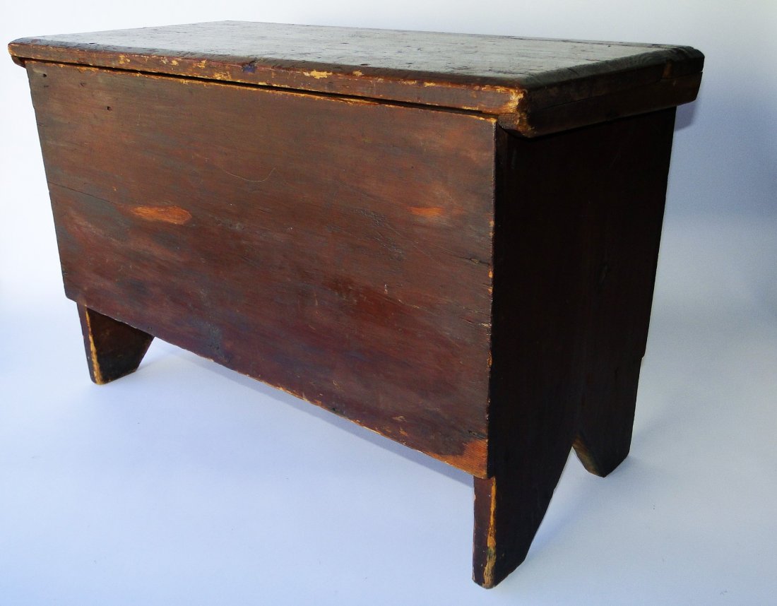 EARLY 19TH C RED PAINTED CHILD'S SIZE BLANKET CHEST (1 of 3)