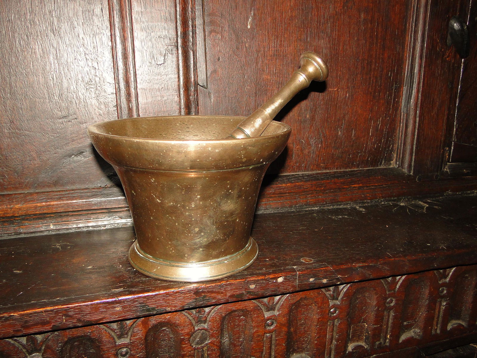 EARLY BRASS MORTAR AND PESTLE (1 of 1)