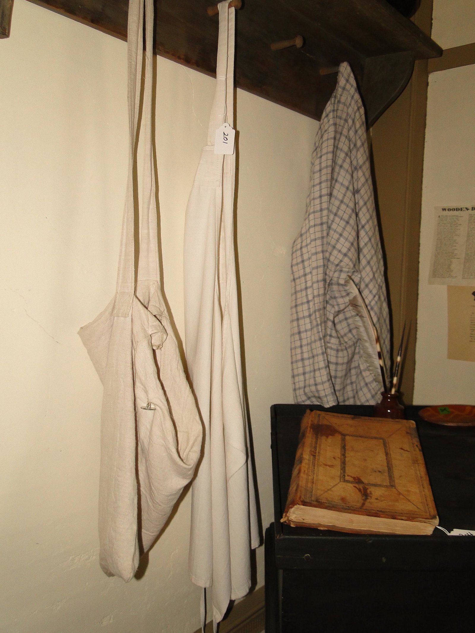 GROUPING OF LINENS: GROUPING OF LINENS