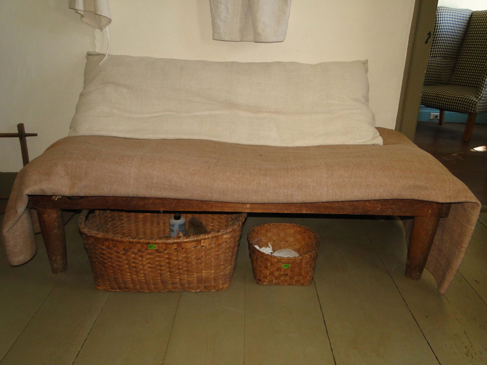 PRIMITIVE HIRED MAN'S BED (1 of 4)