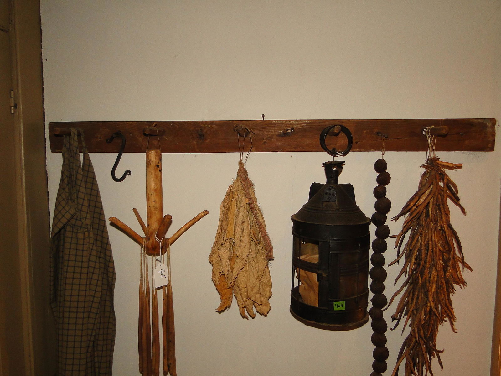 WOODEN HANGING PEG RACK: WOODEN HANGING PEG RACK
