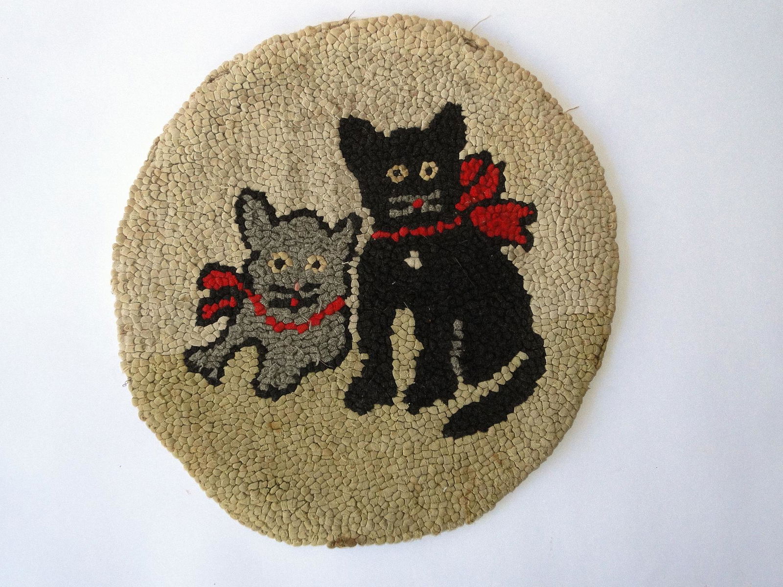 19TH C CIRCULAR HOOKED MAT CAT MOTIF (1 of 2)