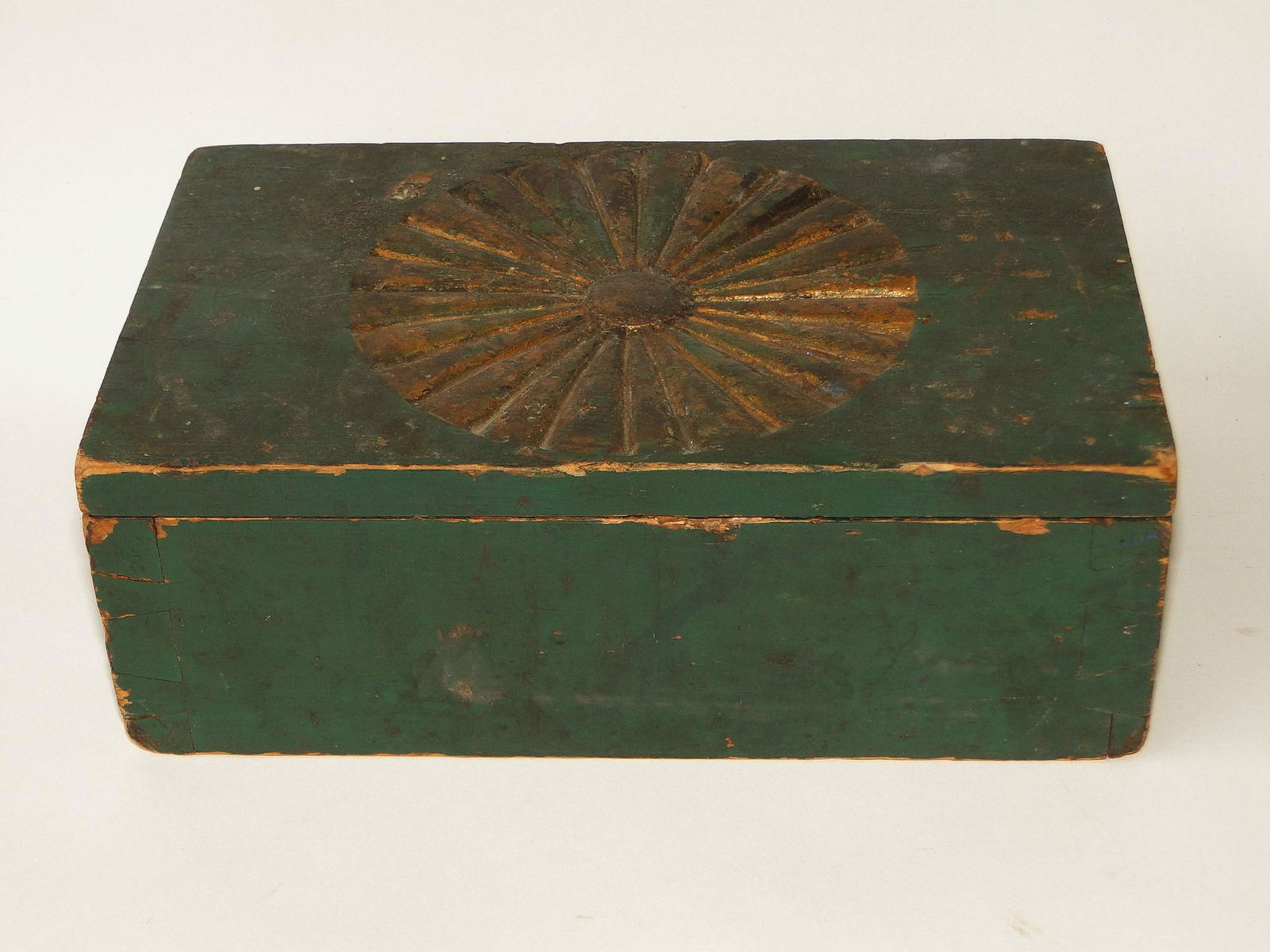 19TH C DOVETAIL BOX W/ CARVED ROSETTE (1 of 3)