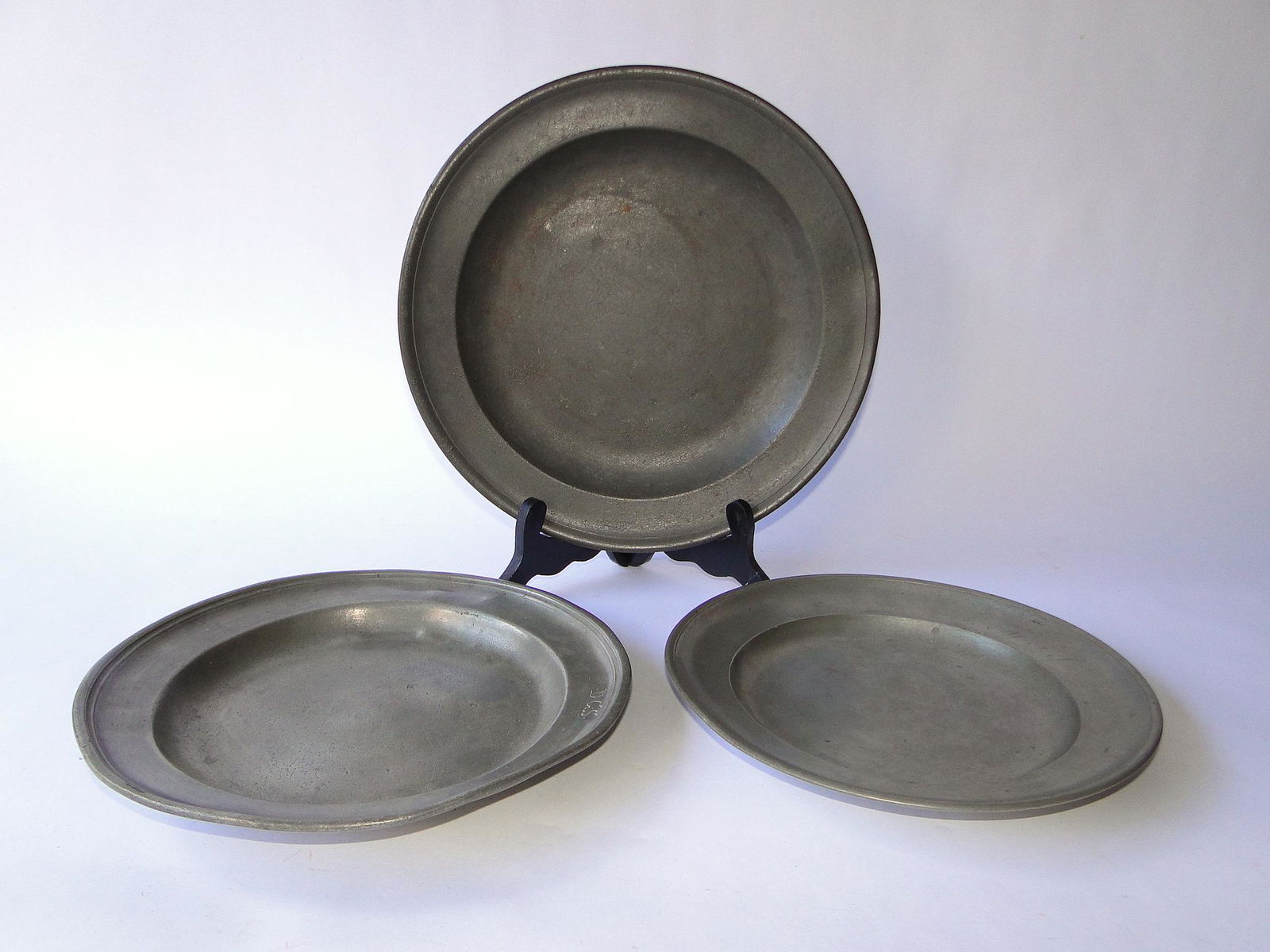 GROUPING OF EARLY PEWTER PLATES (1 of 1)