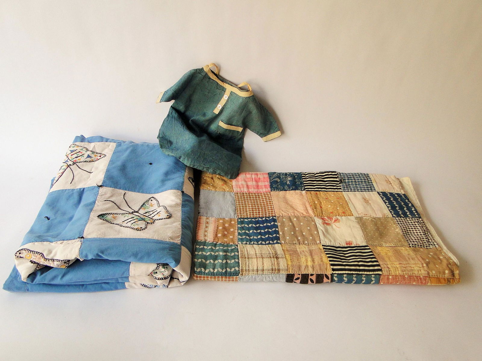 TEXTILE GROUPING, DOLL QUILT, CRIB QUILT, CLOTHES PIN (1 of 2)