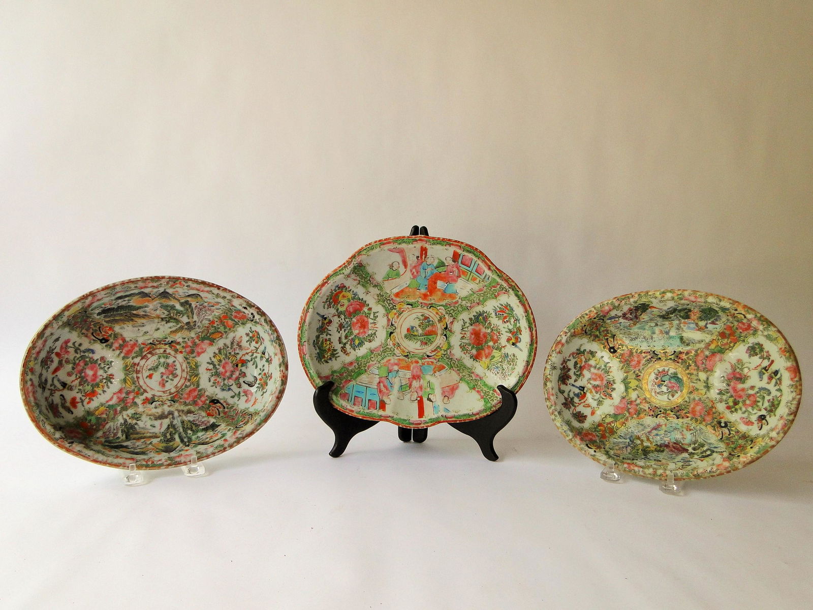 GROUPING OF ROSE MEDALLION PLATTERS (1 of 2)