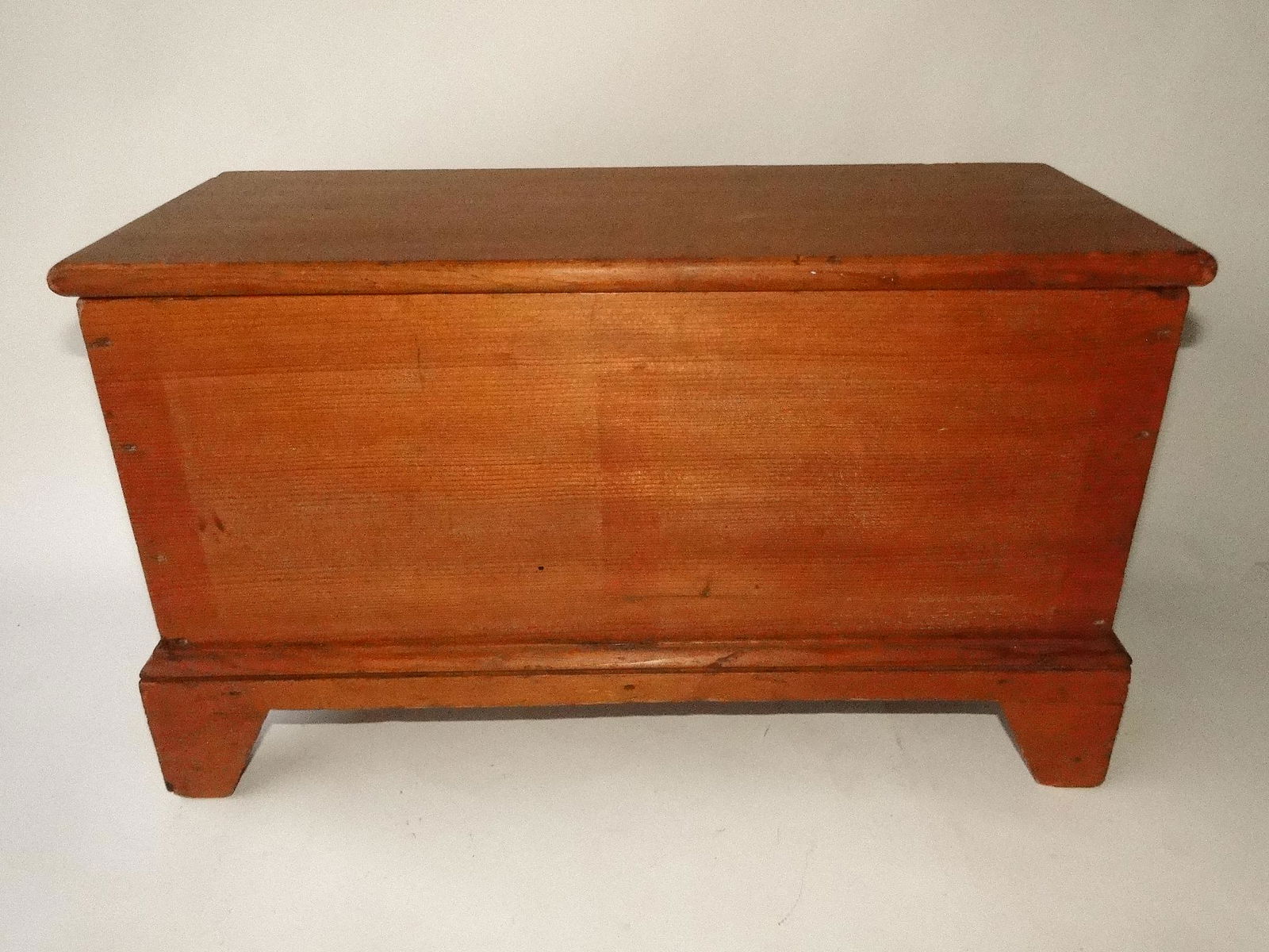 19TH C CHILD'S SIX BOARD PINE BLANKET CHEST (1 of 4)