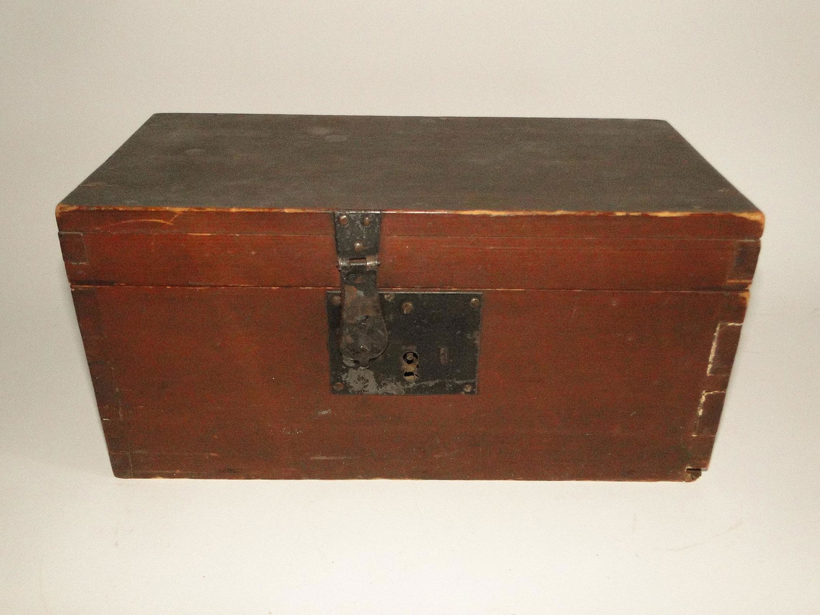 19TH C RED PAINTED DOVETAILED BOX (1 of 4)