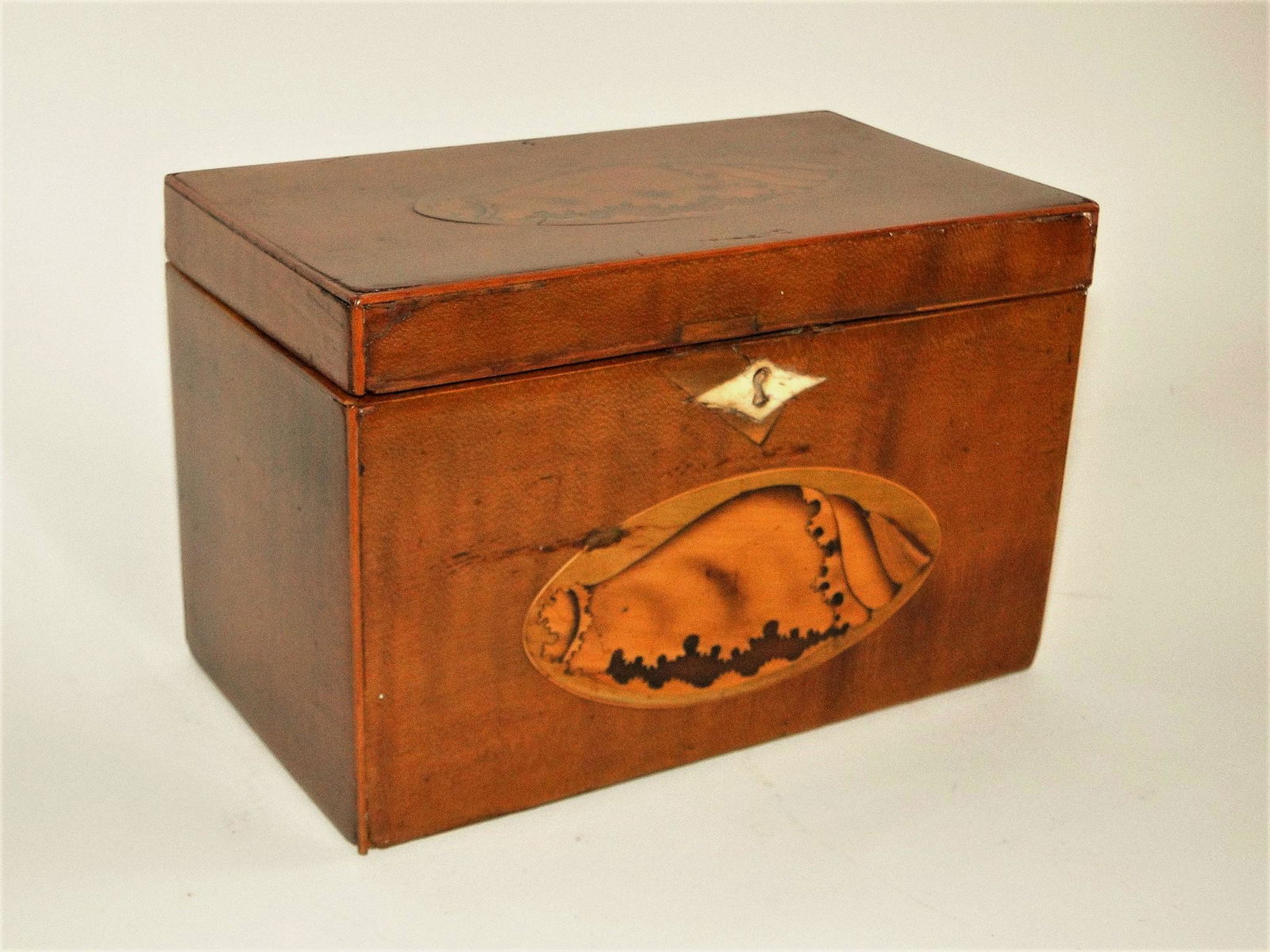 FEDERAL PERIOD SHELL INLAID TEA CADDY (1 of 4)