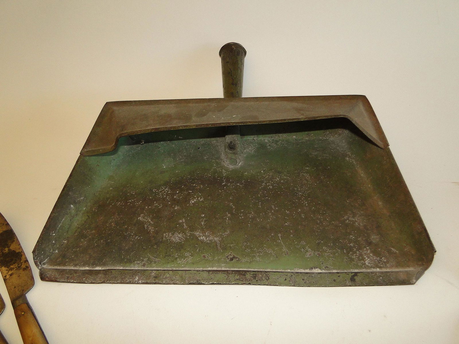 GREEN PTD DUST BIN WITH CUTLERY (1 of 1)