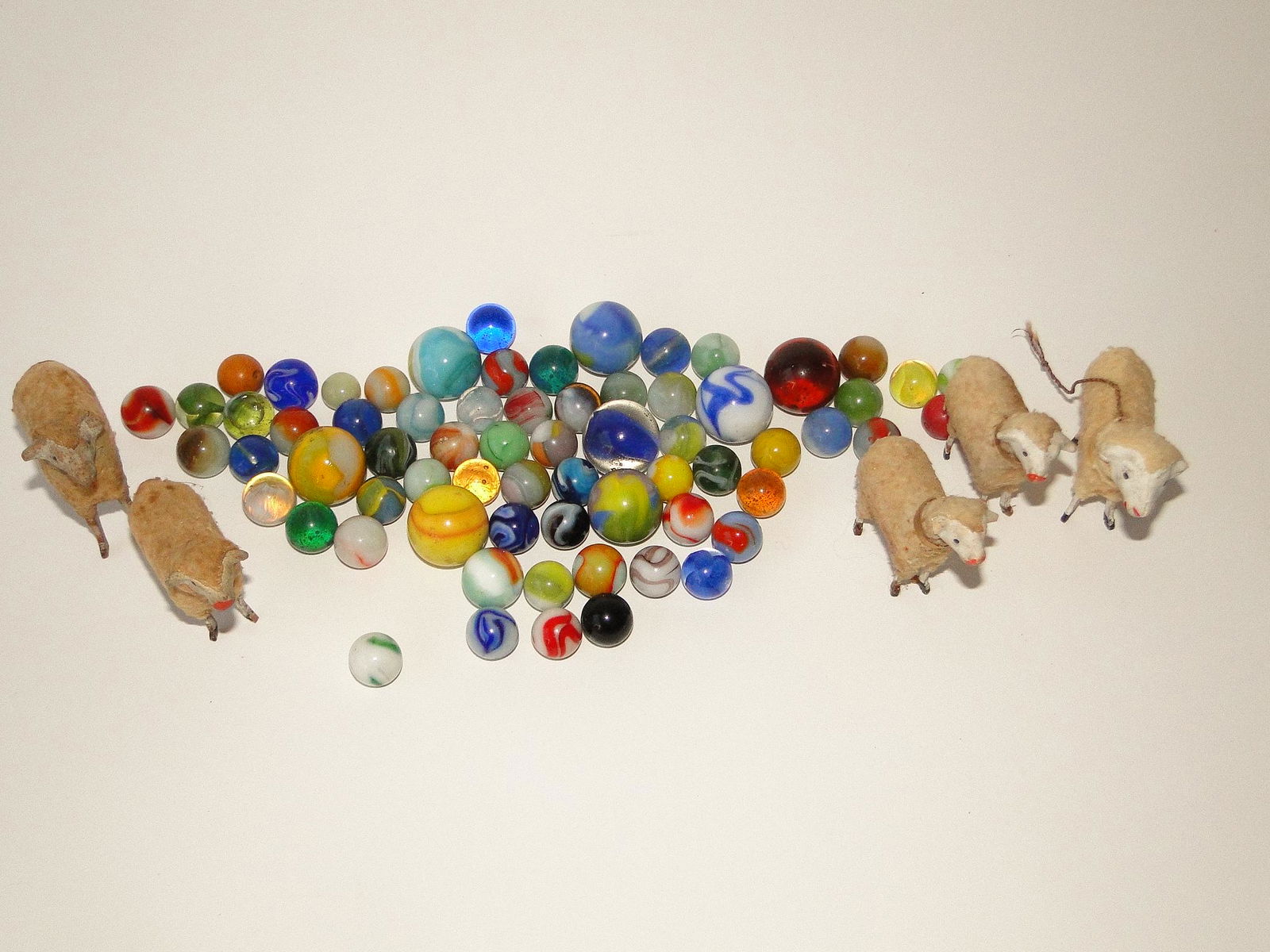 GROUPING OF MARBLES, SHEEP: GROUPING OF MARBLES, SHEEP