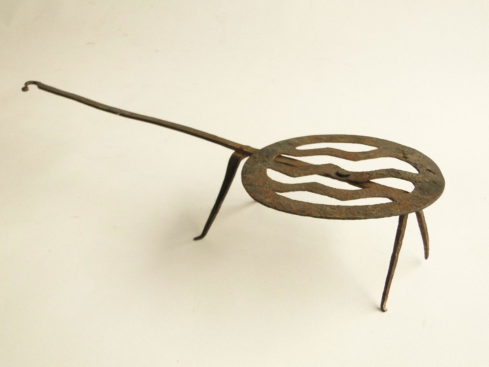 18TH C SWIVEL TOP IRON TRIVET (1 of 3)