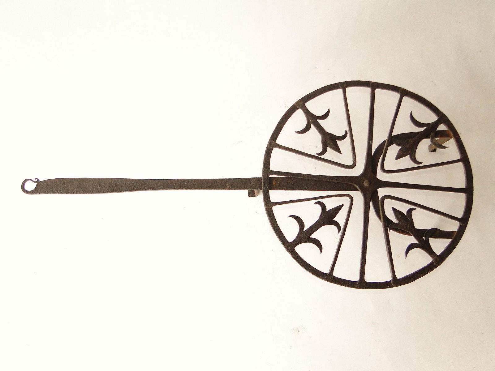 EARLY LONG HANDLED IRON BROILER (1 of 4)