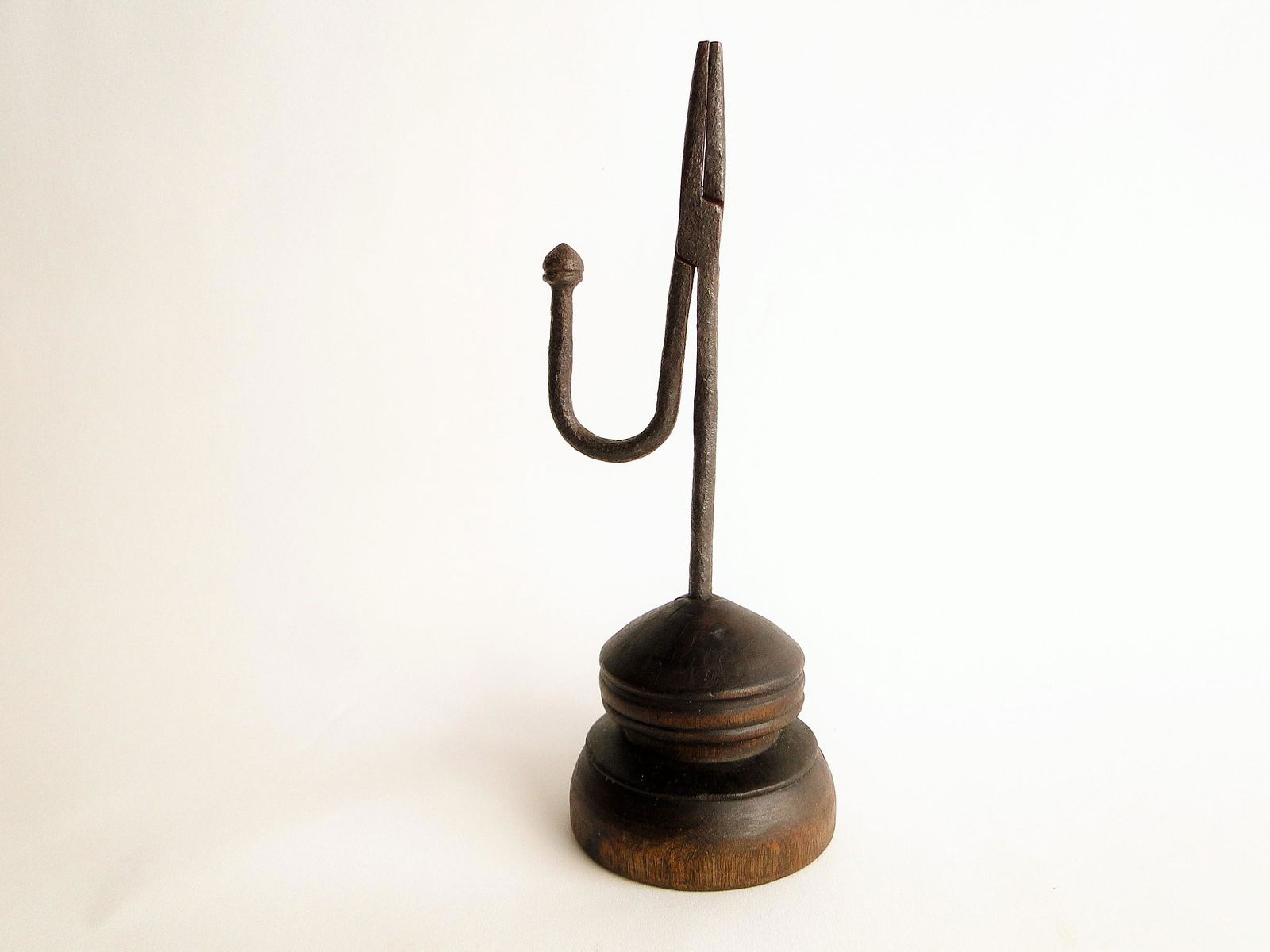 18TH C IRON RUSH LIGHT (1 of 3)