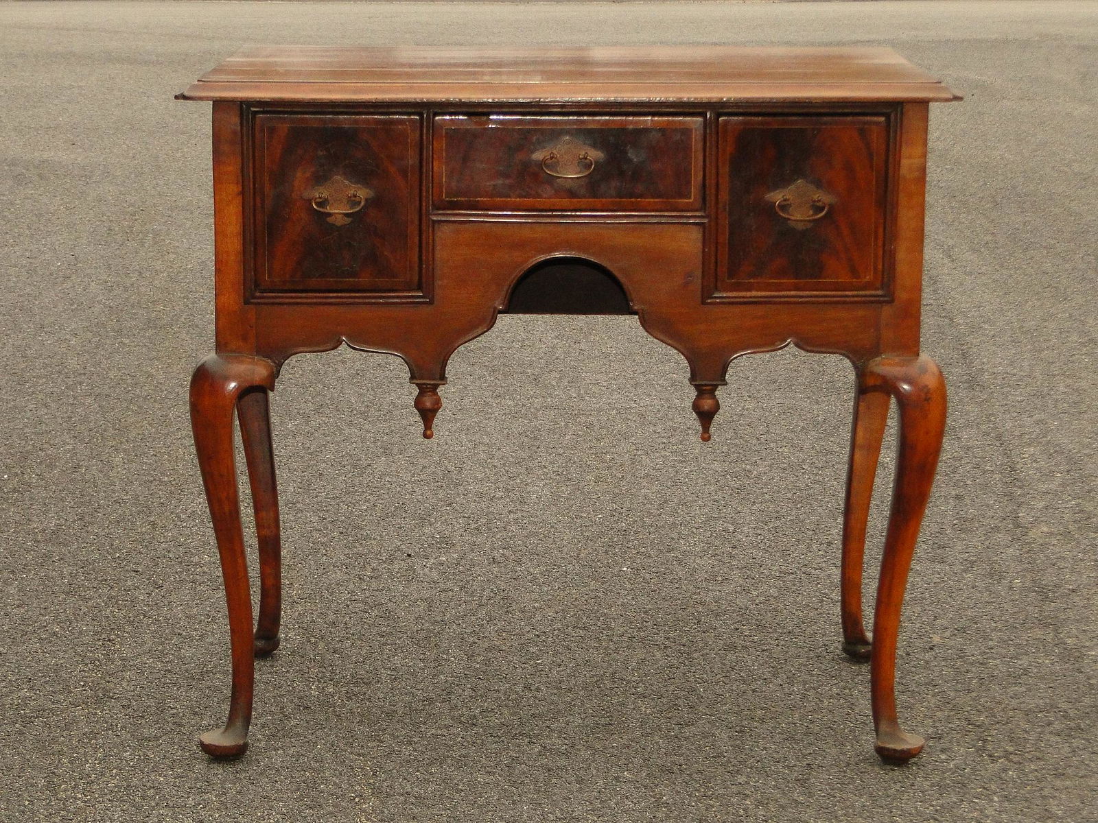 FINE BOSTON QUEEN ANNE LOWBOY (1 of 8)