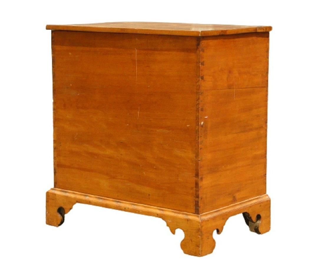 BIRCH WOOD CHIPPENDALE WOOD BOX: BIRCH WOOD CHIPPENDALE WOOD BOX, DOVETAILED FRONT AND BACK, LIFT LID, 18 X 29 X 32