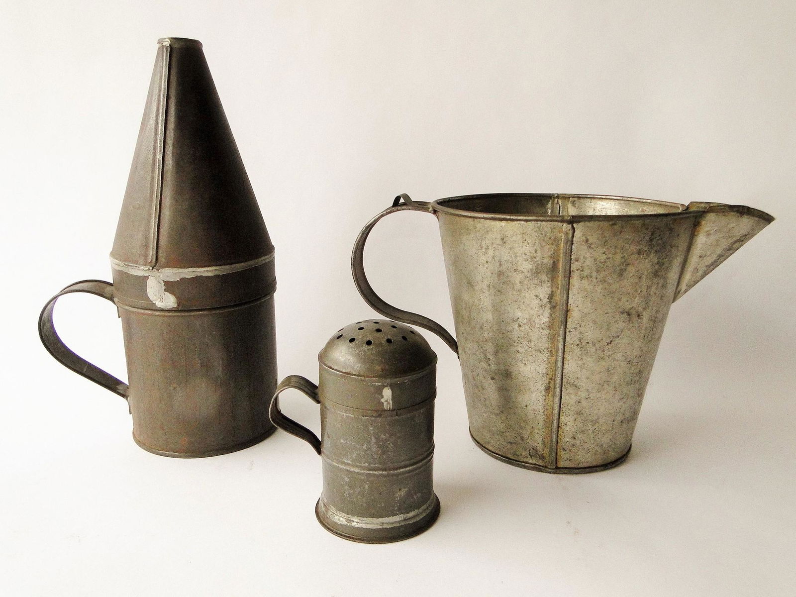 GROUPING OF TIN ITEMS (1 of 2)