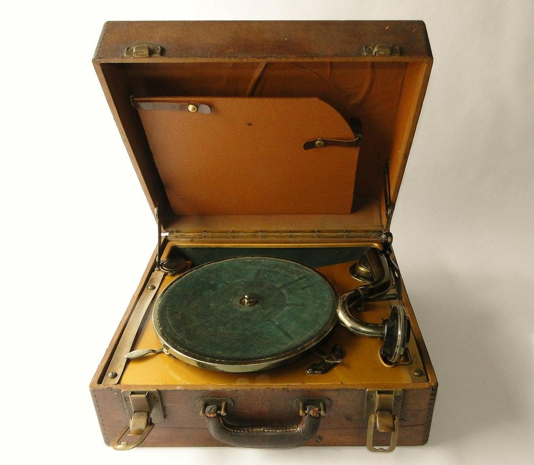 VINTAGE CASED CRANK PHONOGRAPH (1 of 4)