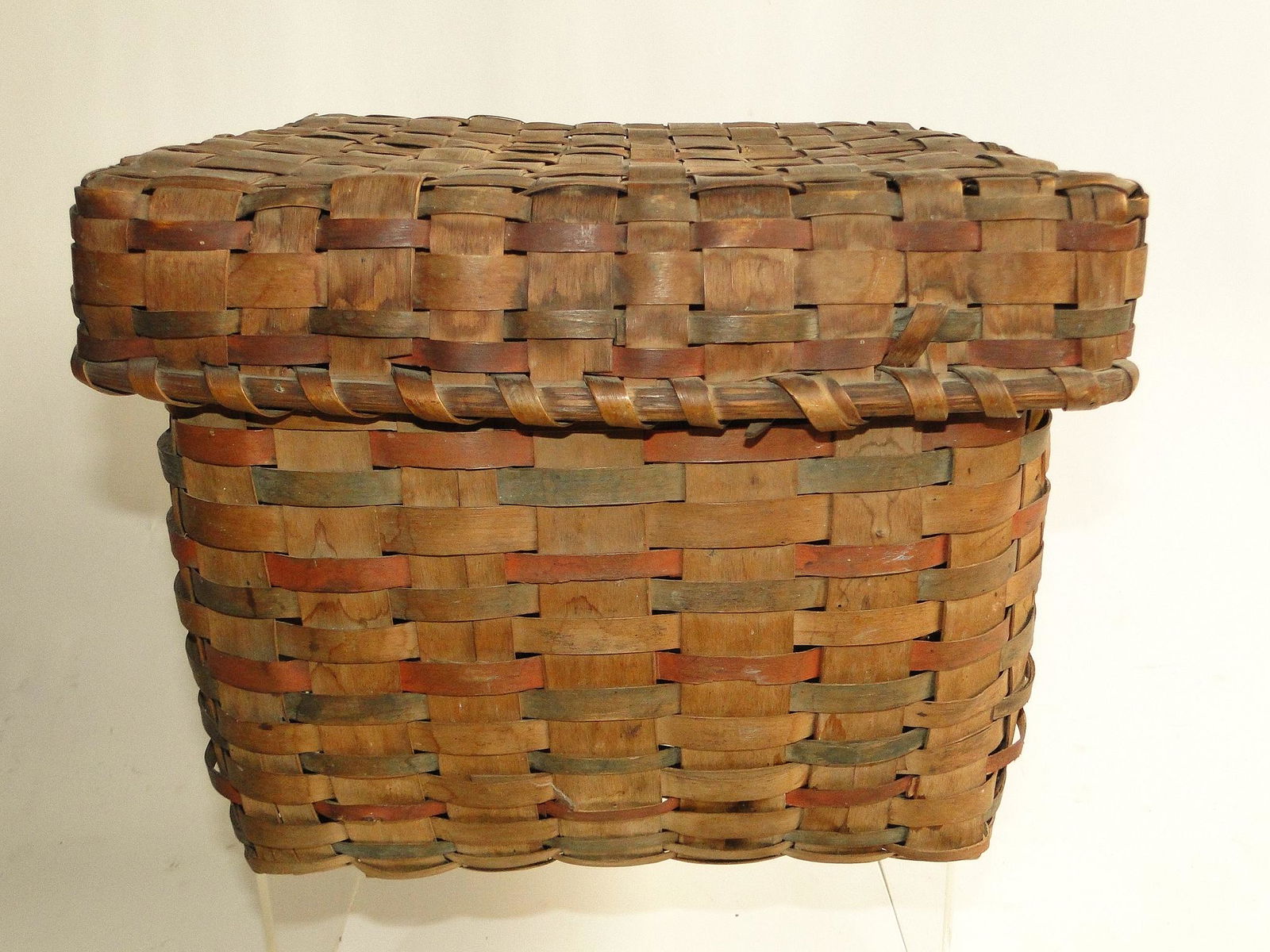 19TH C NATIVE AMERICAN DECORATED COVERED BASKET (1 of 7)