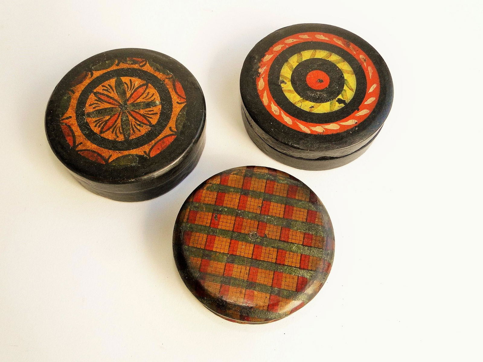 THREE DECORATED SNUFF BOXES (1 of 2)