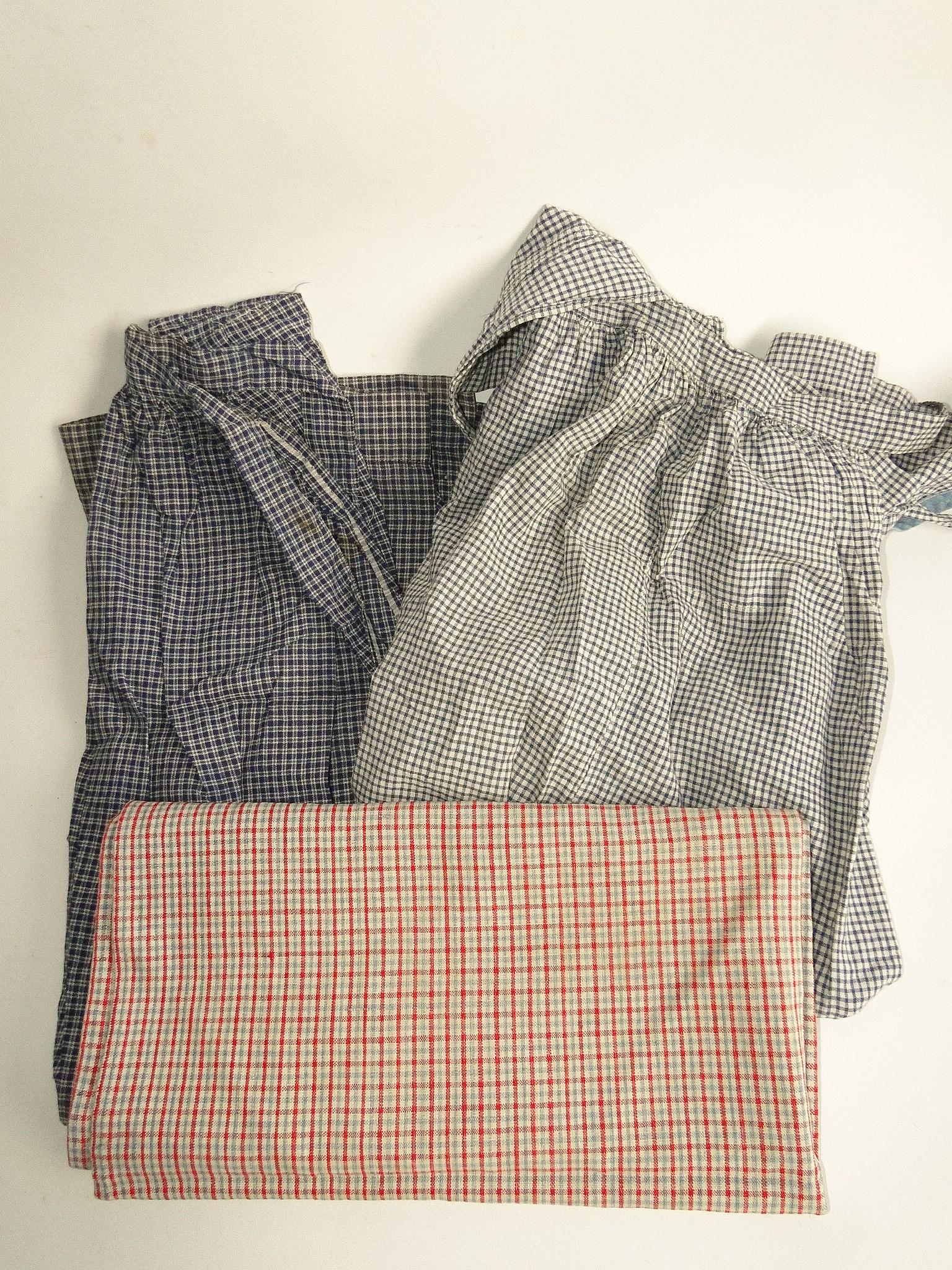 THREE HOMESPUN ITEMS, APRONS, PILLOW SHAM: THREE HOMESPUN ITEMS, APRONS, PILLOW SHAM