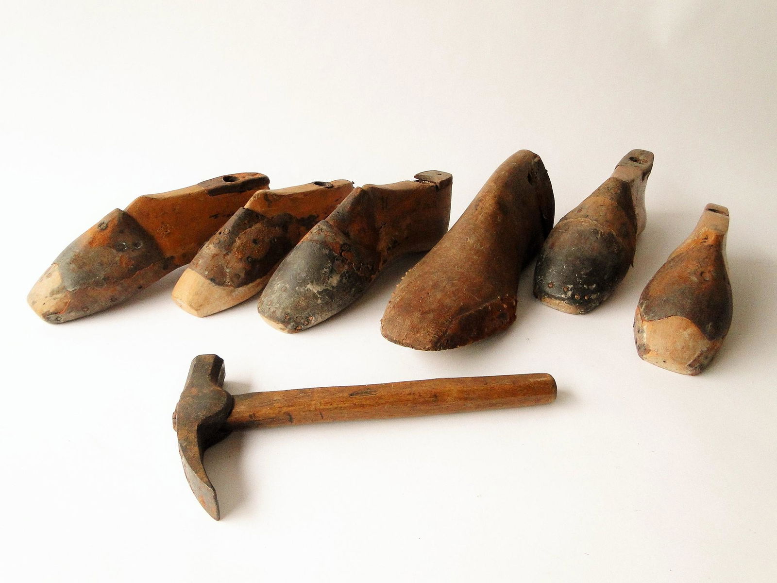 GROUPING OF SHOE LASTS , COBBLERS HAMMER (1 of 2)
