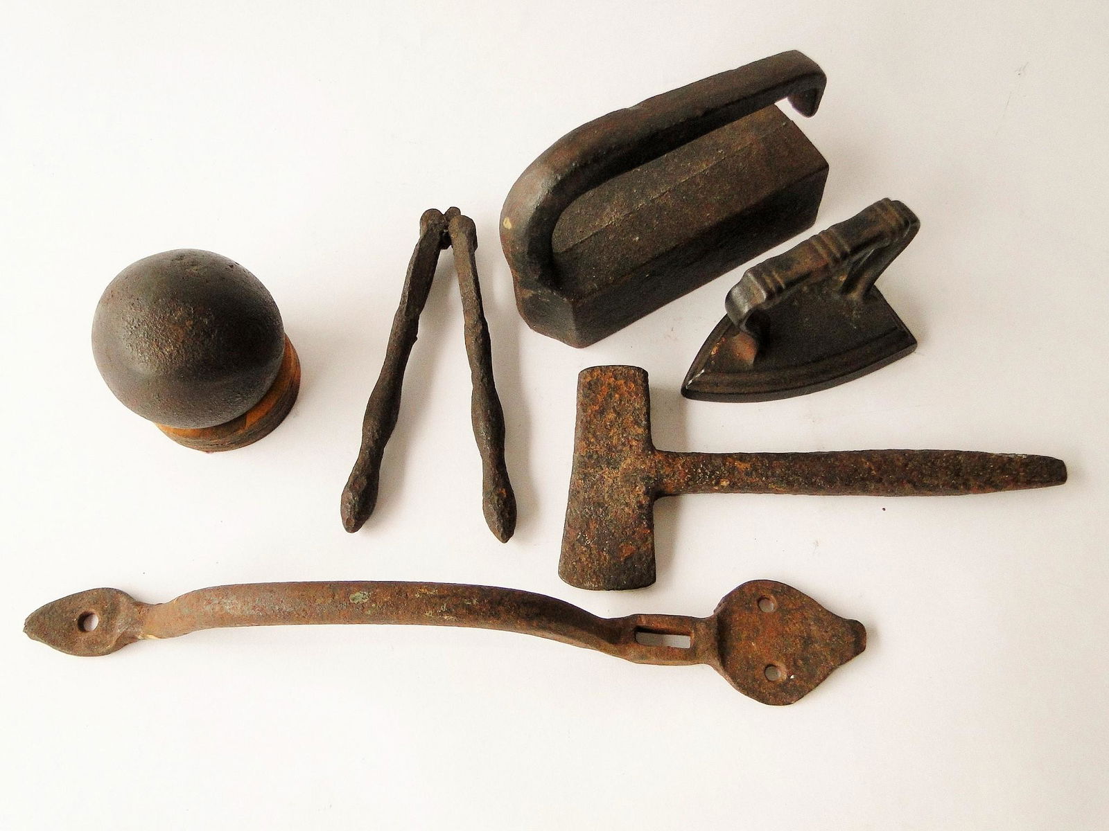 GROUPING OF SMALL IRON ITEMS (1 of 2)
