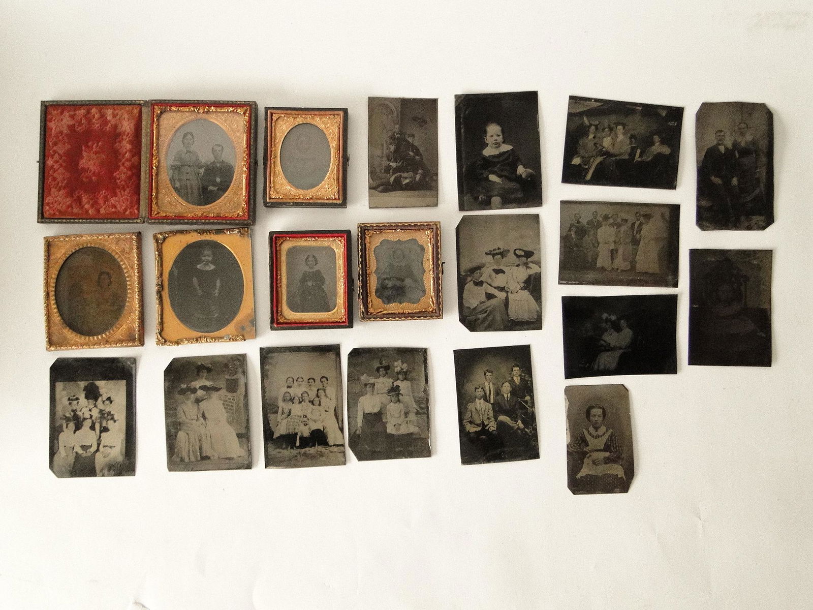 GROUPING OF TIN TYPES , DAGUERREOTYPES (1 of 5)