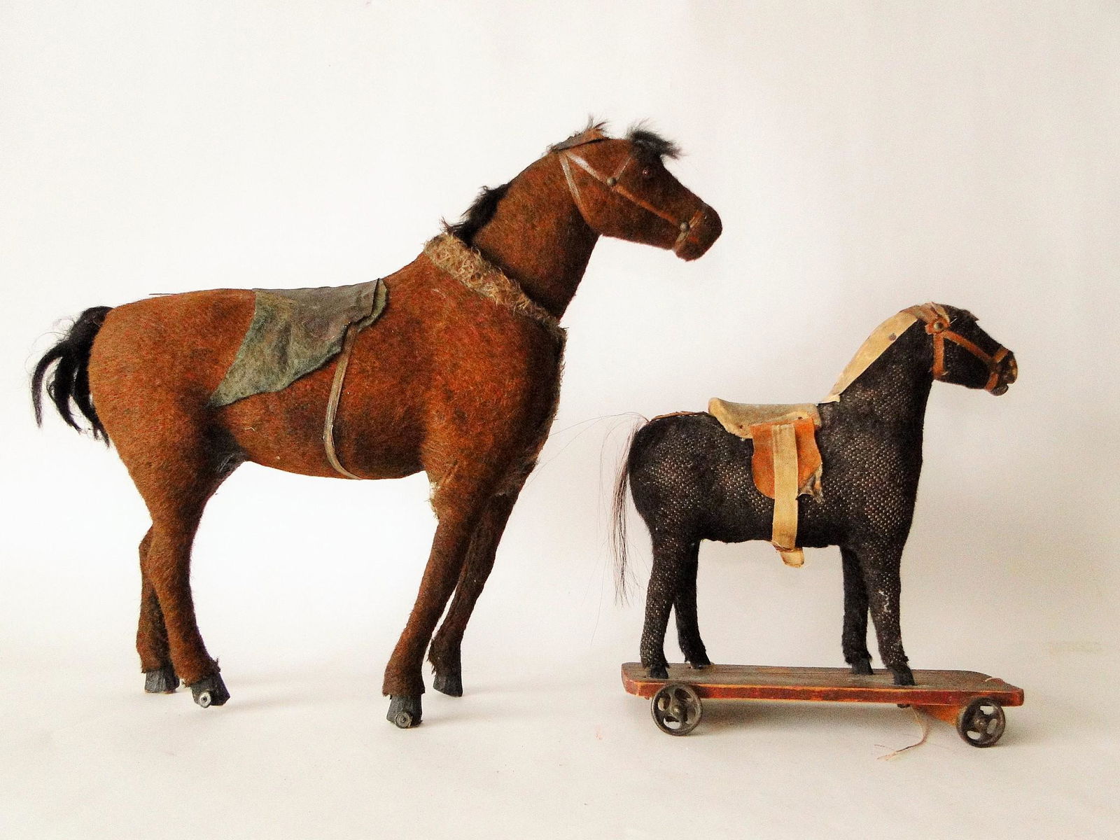 TWO ANTIQUE HORSE PULL TOYS (1 of 2)