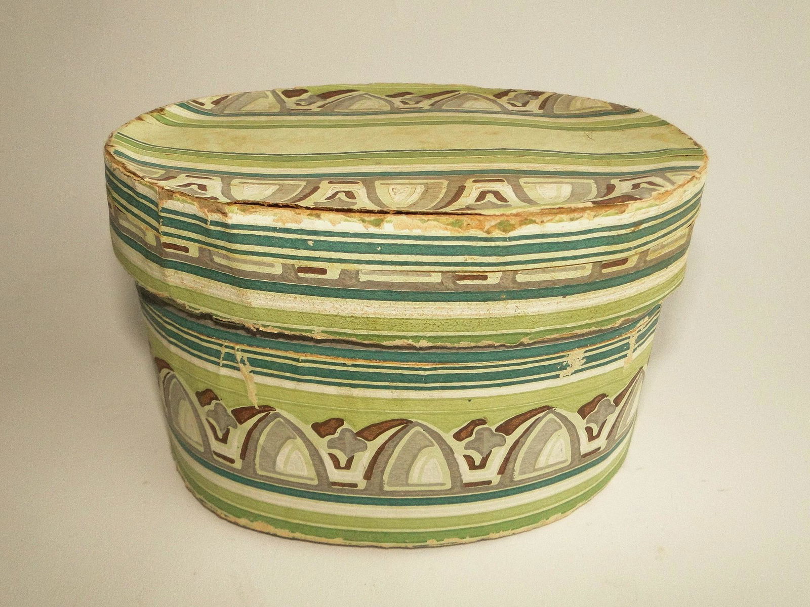 19TH C OVAL WALLPAPER BOX (1 of 3)