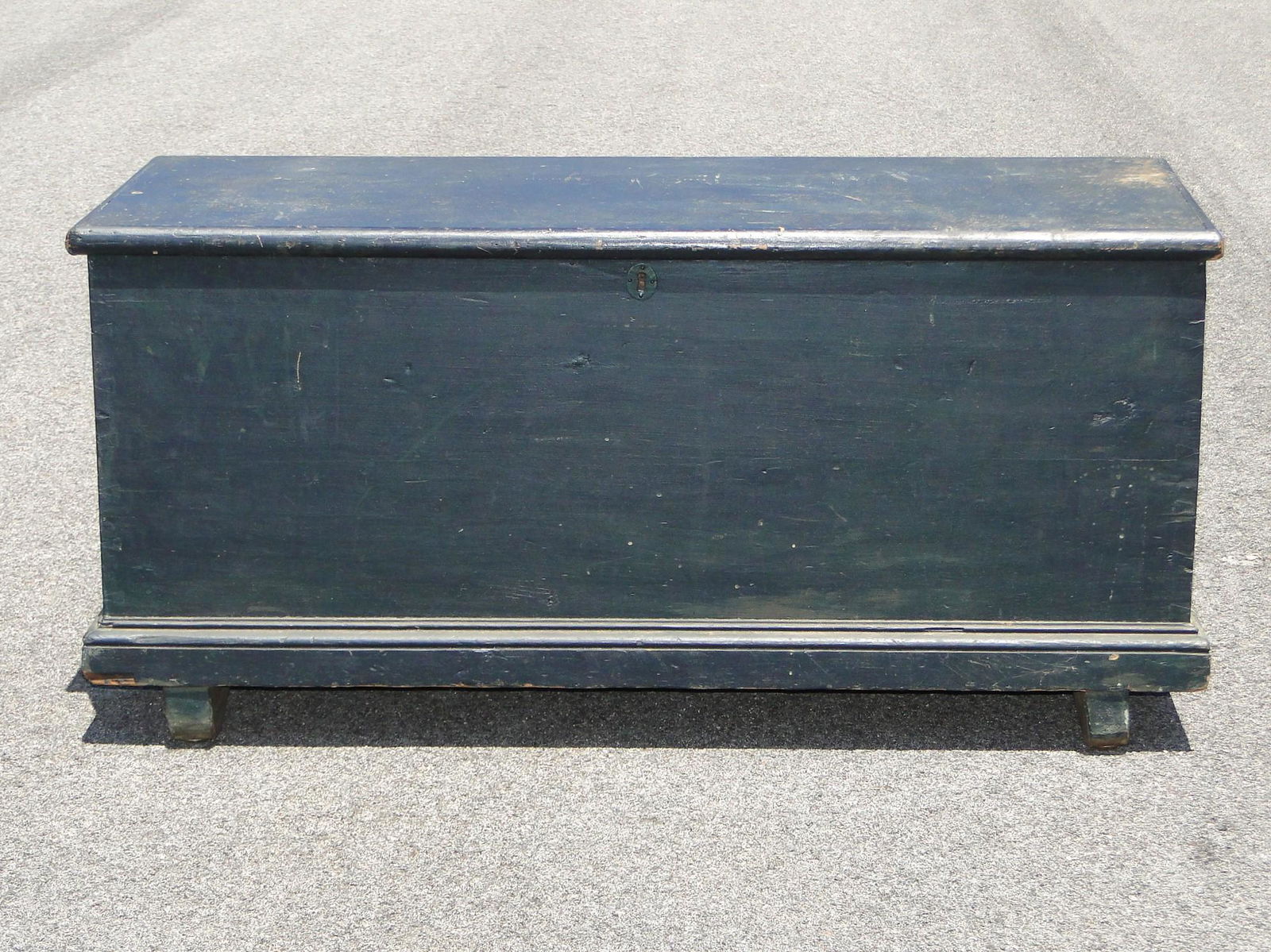 18TH C HUDSON RIVER VALLEY SHOEFOOT CHEST (1 of 5)