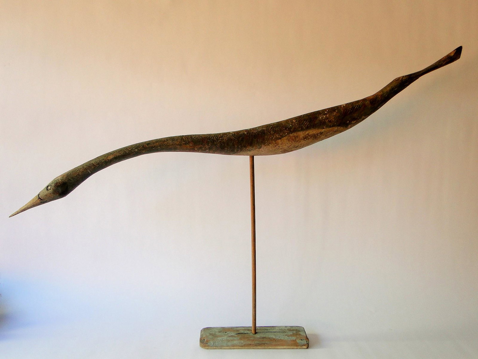 FOLKY PAINTED WOODEN CARVING OF A HERON (1 of 5)