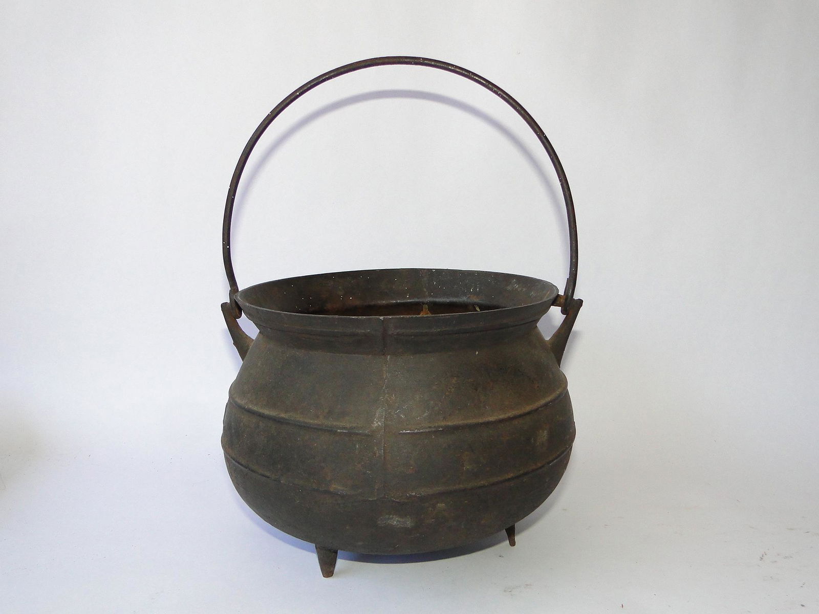 18TH C GATE-CAST IRON KETTLE SIGNED AGAWAM (1 of 4)