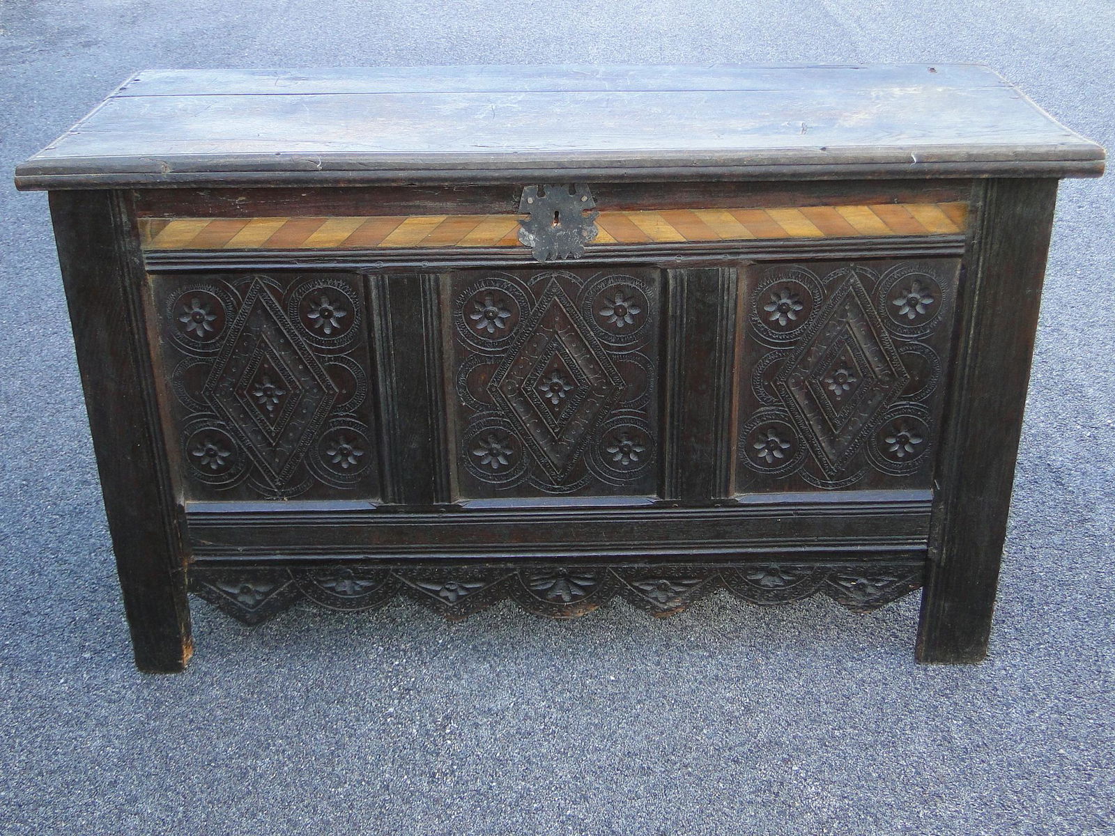 17TH C JOINED OAK CHEST (1 of 9)
