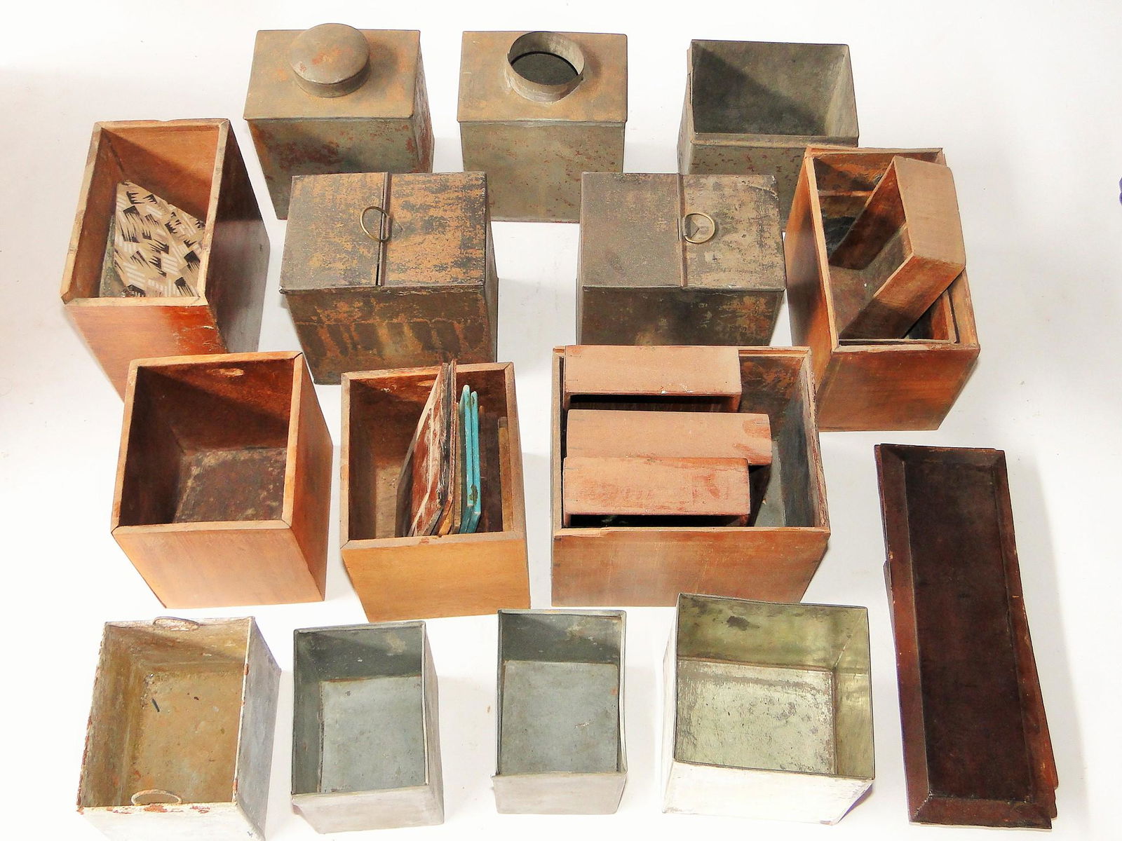 GROUPING OF MISC. TEA CADDY INSERT TINS (1 of 2)