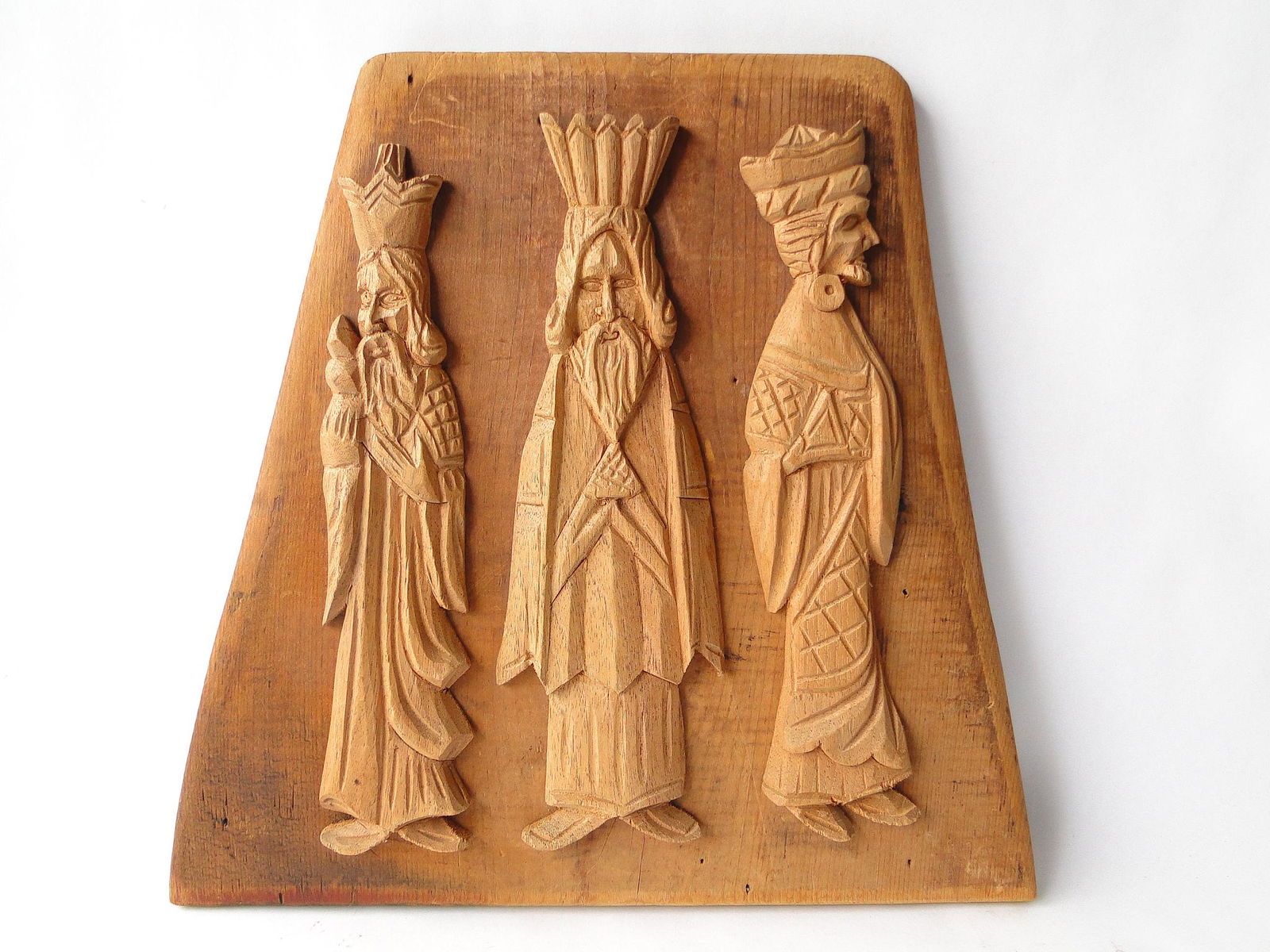 PRIMITIVE FOLK ART CARVING OF THREE KINGS (1 of 3)