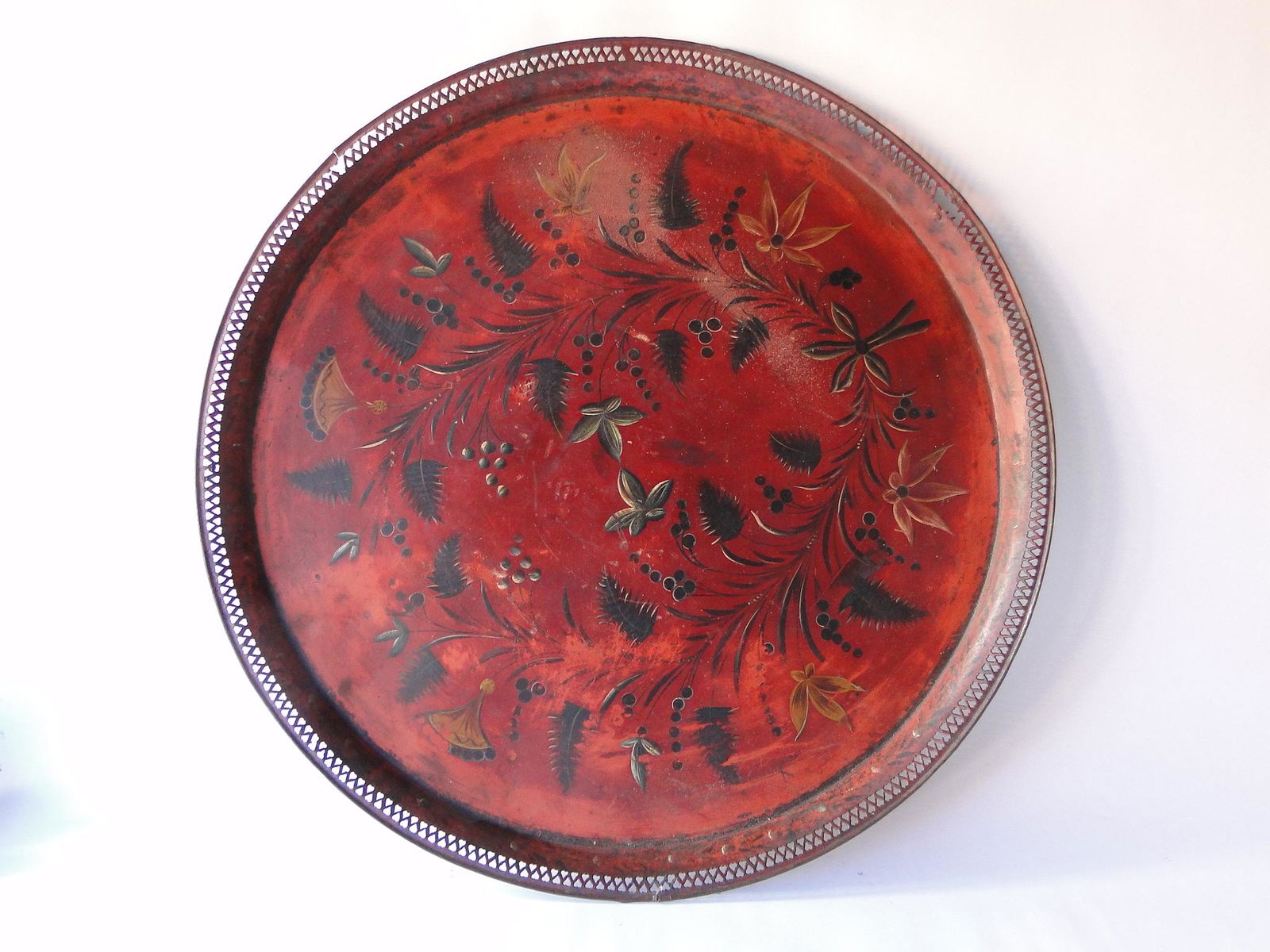 19TH C DECORATED ROUND TRAY (1 of 3)