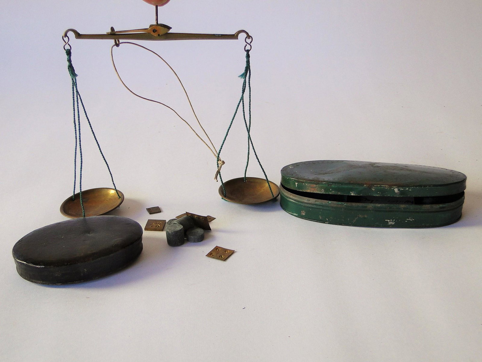 GOLD SCALE WITH EAGLE DEC. TOLE BOX, SNUFF BOX (1 of 3)